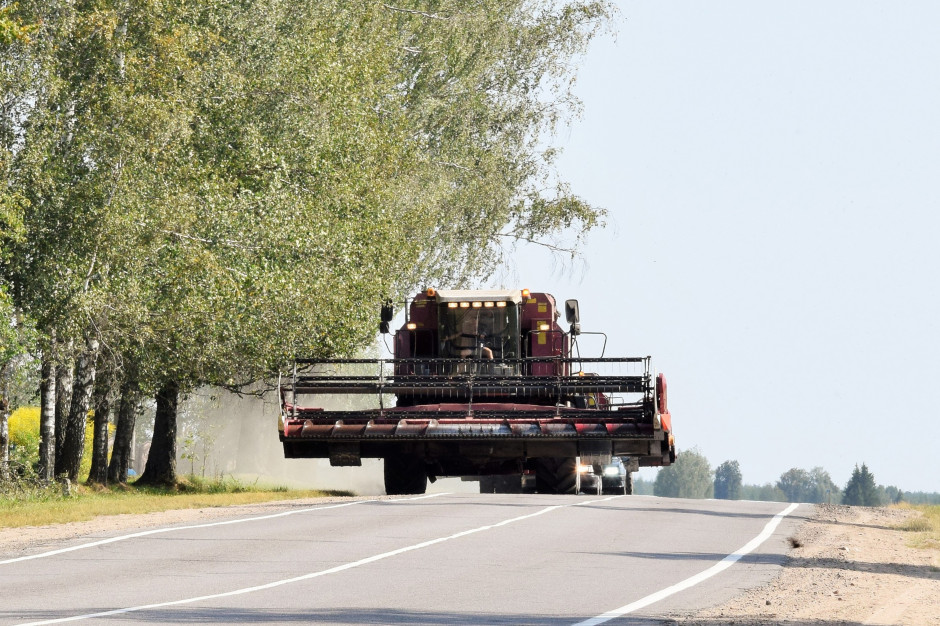 Podczas żniw nietrudno spotkać kombajny poruszające się po drogach publicznych z zamontowanym hederem