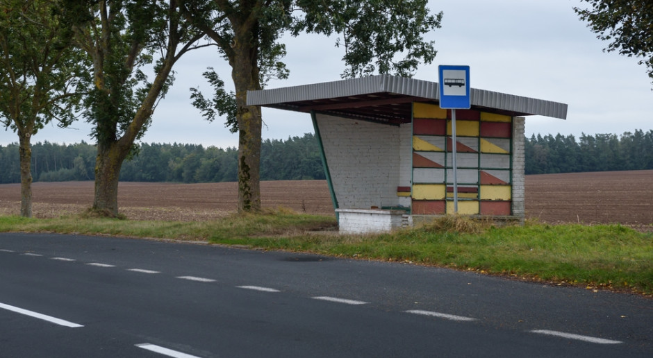Dzisiaj, 10:17 Mieszkają kilkanaście kilometrów od miasta, ale nie mają czym dojechać. Problem narasta