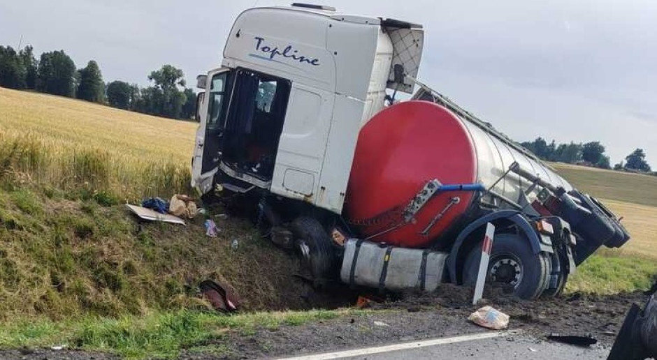 Tragiczne zderzenie auta z mleczarką. Jeden kierowca zginął, drugi w szpitalu