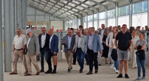 Po 2 latach postawili kolejną oborę na 210 krów. Teraz doi 8 robotów