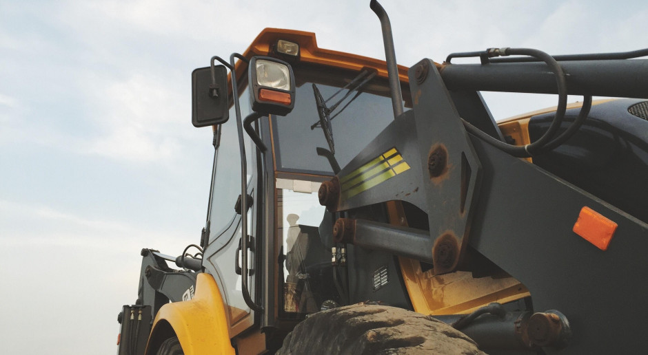 Skradziony traktor odnaleziony dzięki świadkowi. Na posesji broń, narkotyki i gotówka