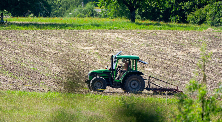 Rolnicy oblegają urzędy ws. odrolnienia ziemi. Do 31 sierpnia trwa wyścig z czasem