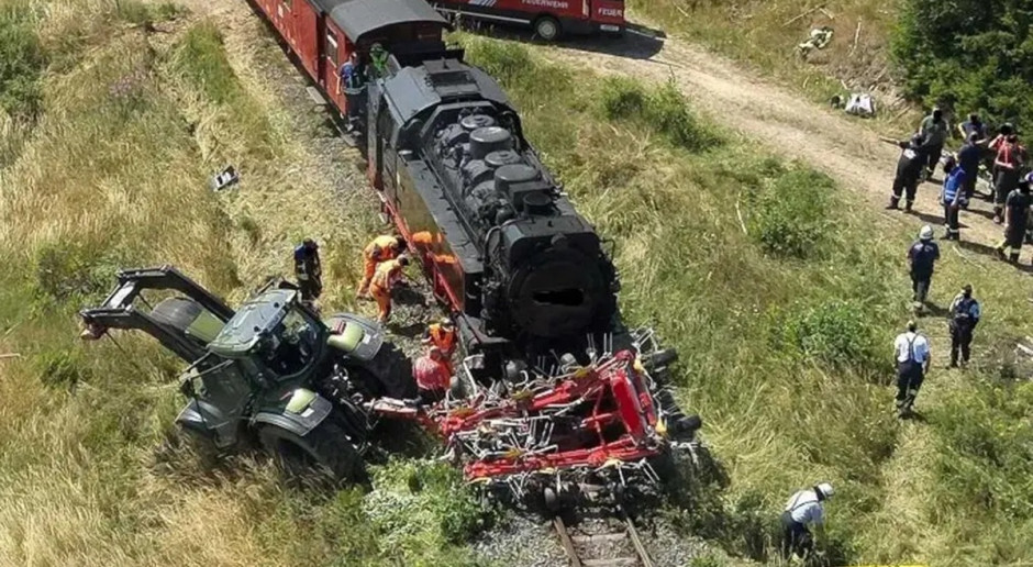 Pociąg osobowy staranował traktor na przejeździe. Ciężko ranny rolnik