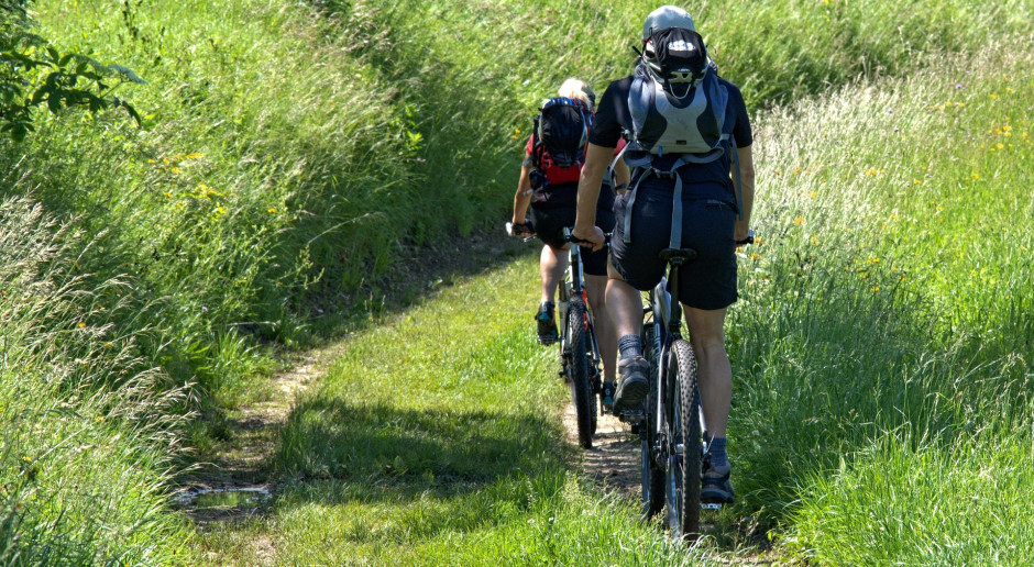 Rowerzysta przegrał z gminą. Sąd wydał ważny wyrok dotyczący dróg rolniczych