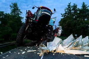 Samobieżny opryskiwacz Case IH Patriot zderzył się z ciężarówką. Ranny kierowca Volvo