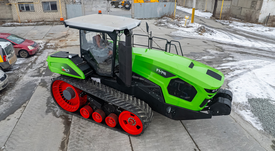 Wygląda jak Fendt, ale to DST-Ural. I właśnie wchodzi do produkcji seryjnej