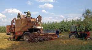 Pożar kombajnu podczas żniw. Błyskawiczna akcja strażaków
