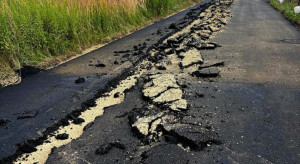Rolnik zaorał asfalt. Miasto mówi o swojej własności, Wojciechowski o prawie do obrony