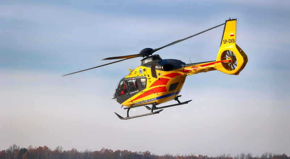 Sarna na obwodnicy Gostynia spowodowała dachowanie BMW – 20‑letni kierowca przetransportowany helikopterem do Poznania