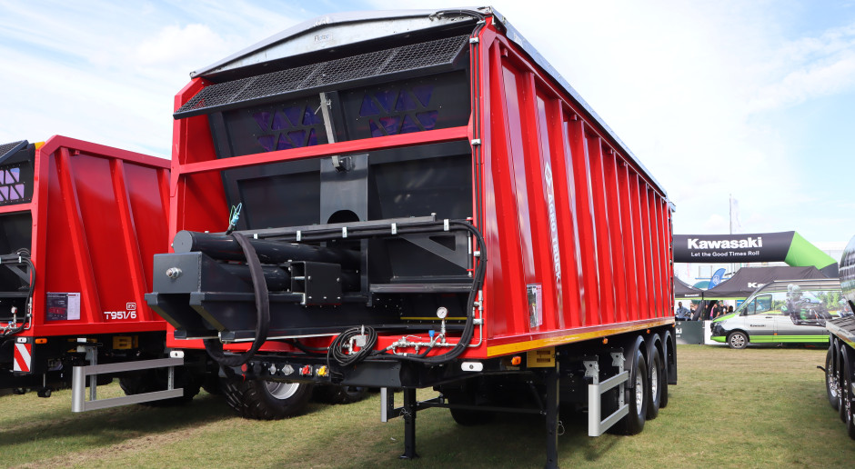 Agrotruck w Polsce – ciężarówki z naczepami rolniczymi przyspieszają transport w dużych gospodarstwach