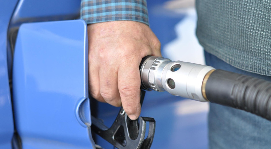 Ceny paliw w Polsce rosną: benzyna E10 stabilna na 7,99 zł/l, diesel podrożał do 8,99 zł/l