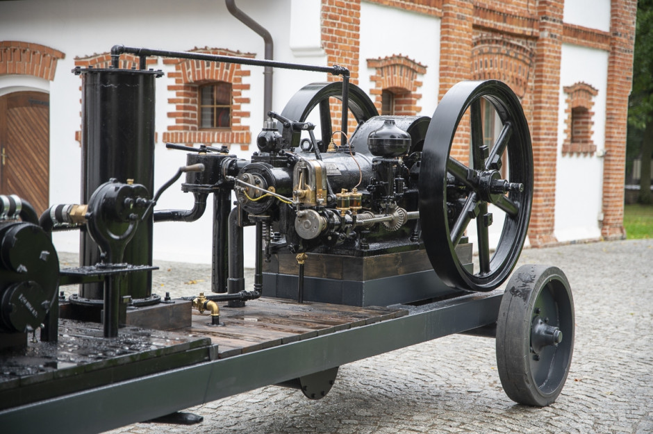 Około stuletni silnik na gaz drzewny produkcji ZM Sykstus Piekarski w Warszawie znów pracuje Fot. Materiały prasowe / Muzeum Rolnictwa im. ks. Krzysztofa Kluka w Ciechanowcu