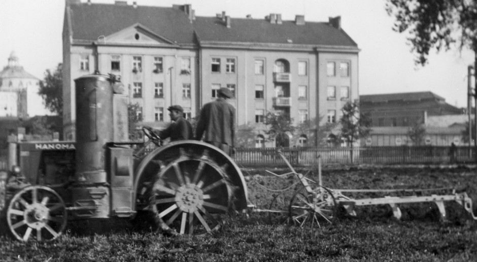 Orka ciągnikiem Hanomag napędzanym holzgazem obok starego gmachu AGH w Krakowie w 1943 r.  Fot. Wydawnictwo Prasowe Kraków-Warszawa / Narodowe Archiwum Cyfrowe