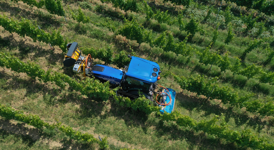 Ciągnik specjalistyczny New Holland T4F e-Source Mild Hybrid połączony z Tecnovict 111 E48 (maszyna do usuwania liści ze strefy owoconośnej krzewów) oraz elektryczną kosiarką Nobili E-BV16. Fot. Materiały prasowe / CNH / New Holland