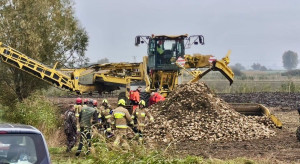 Wypadek przy kopaniu buraków cukrowych. Mechanizm kombajnu pochwycił nogę mężczyzny