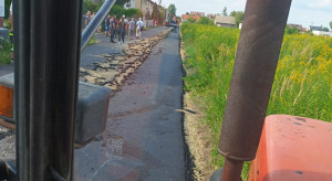 „Żadnego asfaltu tu nie będzie”. Rolnik zapowiada kolejny ruch, drogowcy wracają